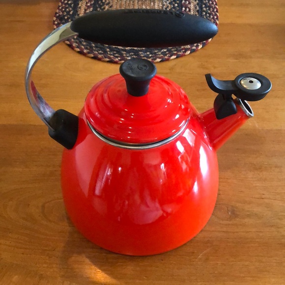 Le Creuset whistle tea pot, bright orange! - Picture 5 of 5